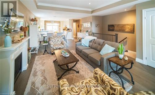 296 Mogg Street, Strathroy-Caradoc, ON - Indoor Photo Showing Living Room