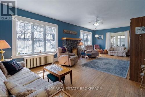184 Mill Street, North Middlesex, ON - Indoor Photo Showing Living Room