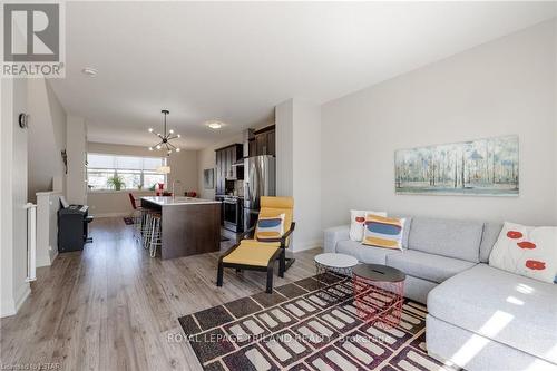 22 - 3025 Singleton Avenue, London, ON - Indoor Photo Showing Living Room