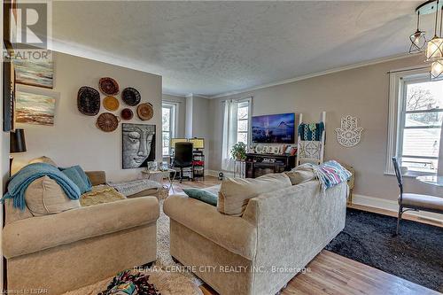 385 Elm Street W, Chatham-Kent, ON - Indoor Photo Showing Living Room With Fireplace