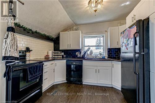 385 Elm Street W, Chatham-Kent, ON - Indoor Photo Showing Kitchen