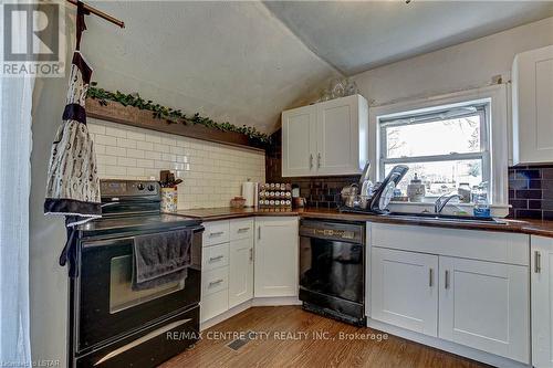 385 Elm Street W, Chatham-Kent, ON - Indoor Photo Showing Kitchen With Double Sink