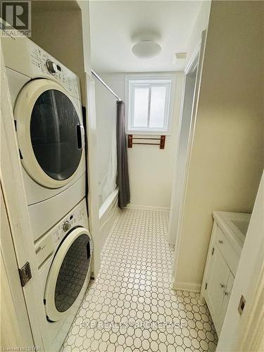 10 Lundy Lane, London, ON - Indoor Photo Showing Laundry Room