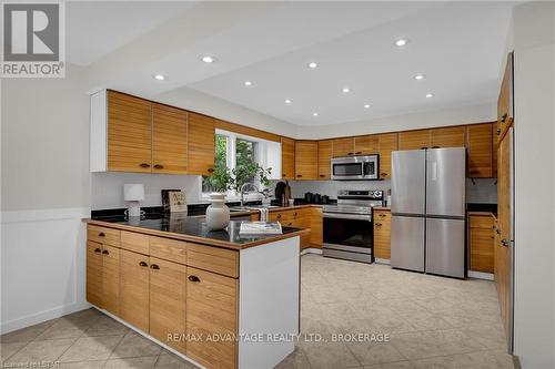 32 Chepstow Close, London, ON - Indoor Photo Showing Kitchen