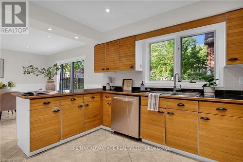 32 Chepstow Close, London, ON - Indoor Photo Showing Kitchen With Double Sink
