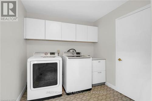 32 Chepstow Close, London, ON - Indoor Photo Showing Laundry Room