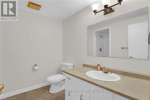 32 Chepstow Close, London, ON - Indoor Photo Showing Bathroom