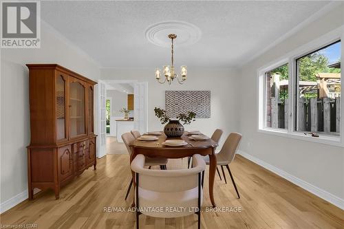 32 Chepstow Close, London, ON - Indoor Photo Showing Dining Room