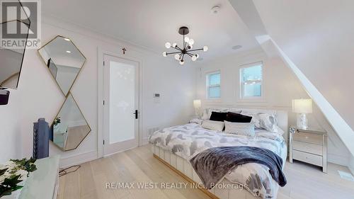 129 Beaconsfield Avenue, Toronto, ON - Indoor Photo Showing Bedroom