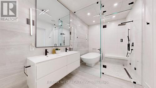 129 Beaconsfield Avenue, Toronto, ON - Indoor Photo Showing Bathroom