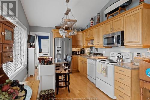 476 Dalhousie, Amherstburg, ON - Indoor Photo Showing Kitchen With Double Sink