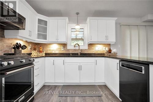 3984 Malpass Road, London, ON - Indoor Photo Showing Kitchen With Upgraded Kitchen