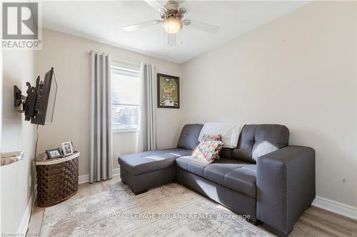 16 - 40 Ontario Street S, Lambton Shores, ON - Indoor Photo Showing Living Room