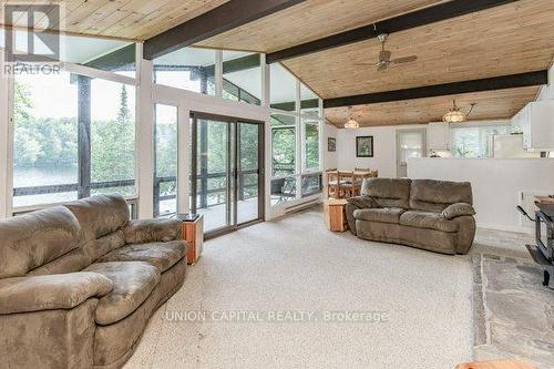 15 Sydney Trail, Huntsville, ON - Indoor Photo Showing Living Room
