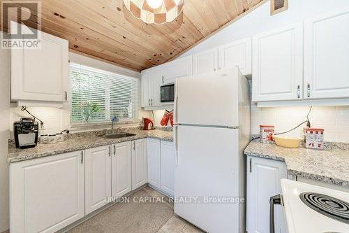 15 Sydney Trail, Huntsville, ON - Indoor Photo Showing Kitchen