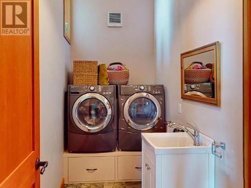 3391 Atrevida Road, Powell River, BC - Indoor Photo Showing Laundry Room