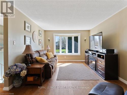 226 Memorial Drive, Brantford, ON - Indoor Photo Showing Living Room