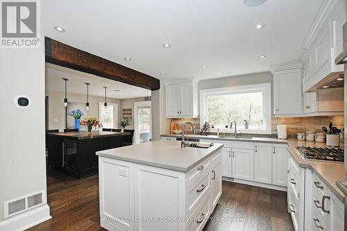 24 Delayne Drive, Aurora, ON - Indoor Photo Showing Kitchen With Upgraded Kitchen