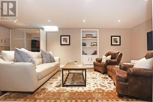 24 Delayne Drive, Aurora, ON - Indoor Photo Showing Living Room