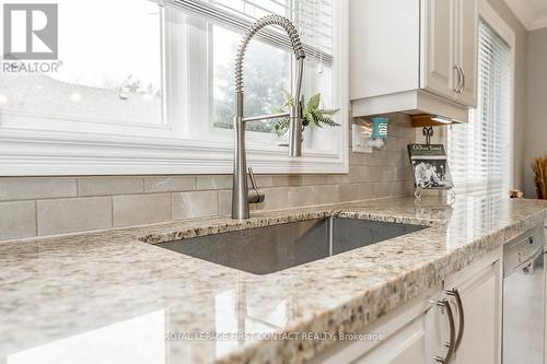 72 Luella Boulevard, Springwater, ON - Indoor Photo Showing Kitchen With Upgraded Kitchen