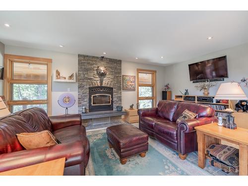 4 - 2400 Kootenay Rd No 3 Road, Invermere, BC - Indoor Photo Showing Living Room With Fireplace