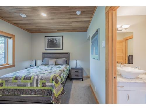 4 - 2400 Kootenay Rd No 3 Road, Invermere, BC - Indoor Photo Showing Bedroom
