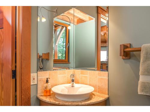 4750 Lakehill Rd, Windermere, BC - Indoor Photo Showing Bathroom