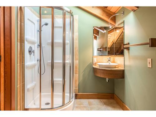 4750 Lakehill Rd, Windermere, BC - Indoor Photo Showing Bathroom
