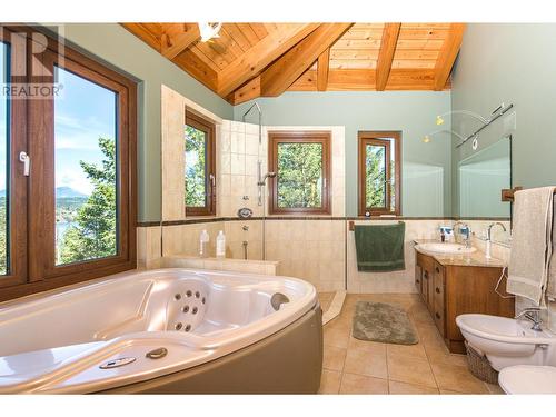 4750 Lakehill  Road, Windermere, BC - Indoor Photo Showing Bathroom