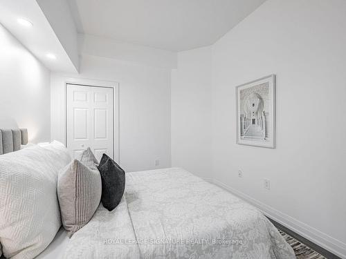 1005-284 Bloor St W, Toronto, ON - Indoor Photo Showing Bedroom