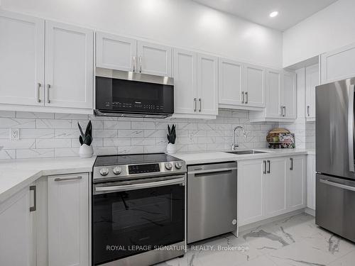 1005-284 Bloor St W, Toronto, ON - Indoor Photo Showing Kitchen