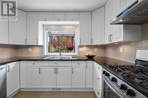 1370 14Th Street, West Vancouver, BC - Indoor Photo Showing Kitchen With Double Sink