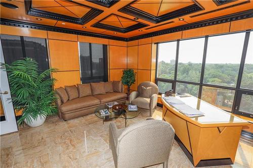 700 1 Wellington Crescent, Winnipeg, MB - Indoor Photo Showing Living Room