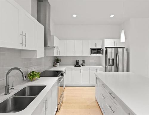 19 Carlington Crescent, Oak Bluff, MB - Indoor Photo Showing Kitchen With Stainless Steel Kitchen With Double Sink With Upgraded Kitchen