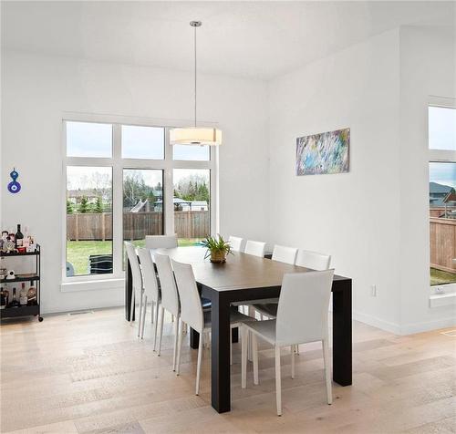 19 Carlington Crescent, Oak Bluff, MB - Indoor Photo Showing Dining Room