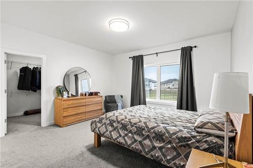 19 Carlington Crescent, Oak Bluff, MB - Indoor Photo Showing Bedroom