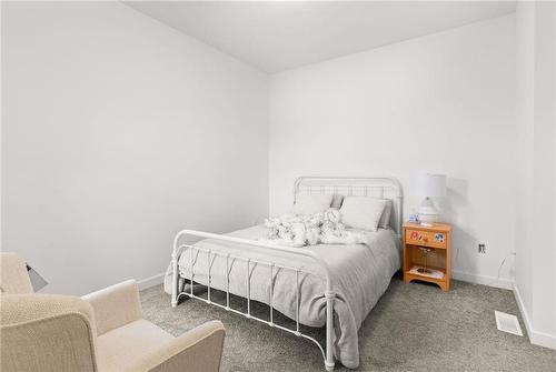 19 Carlington Crescent, Oak Bluff, MB - Indoor Photo Showing Bedroom