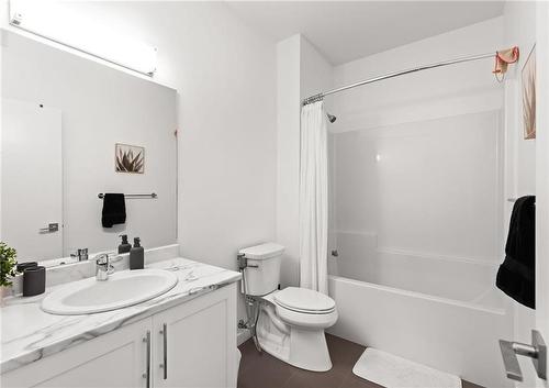 19 Carlington Crescent, Oak Bluff, MB - Indoor Photo Showing Bathroom