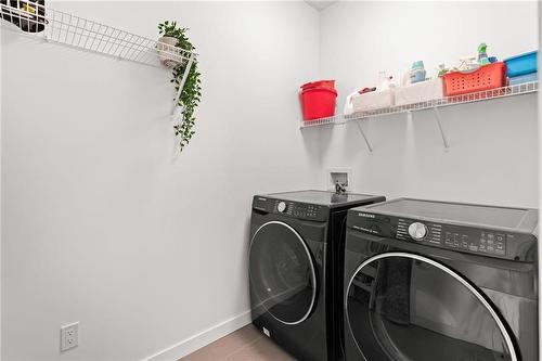 19 Carlington Crescent, Oak Bluff, MB - Indoor Photo Showing Laundry Room