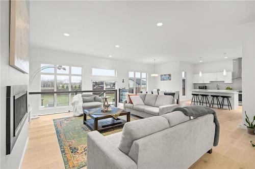 19 Carlington Crescent, Oak Bluff, MB - Indoor Photo Showing Living Room