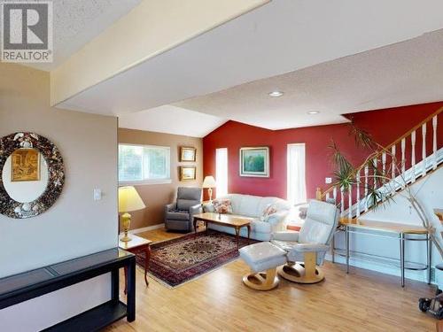 6955 Surrey Street, Powell River, BC - Indoor Photo Showing Living Room