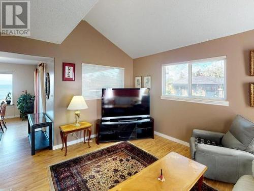 6955 Surrey Street, Powell River, BC - Indoor Photo Showing Living Room