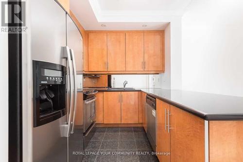 605 - 628 Fleet Street, Toronto, ON - Indoor Photo Showing Kitchen