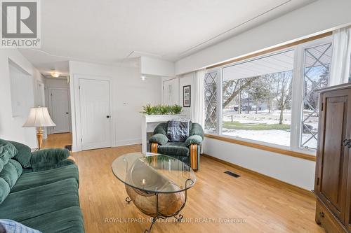 425 Wellington Street E, Wellington North, ON - Indoor Photo Showing Living Room