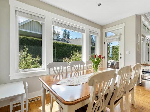 28-5251 Island Hwy West, Qualicum Beach, BC - Indoor Photo Showing Dining Room