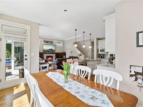 28-5251 Island Hwy West, Qualicum Beach, BC - Indoor Photo Showing Dining Room