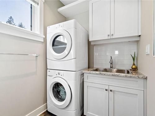 28-5251 Island Hwy West, Qualicum Beach, BC - Indoor Photo Showing Laundry Room