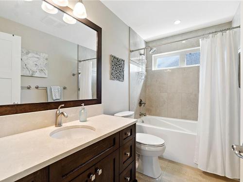 28-5251 Island Hwy West, Qualicum Beach, BC - Indoor Photo Showing Bathroom