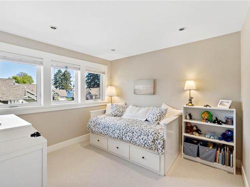 28-5251 Island Hwy West, Qualicum Beach, BC - Indoor Photo Showing Bedroom