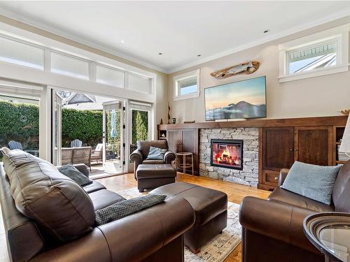 28-5251 Island Hwy West, Qualicum Beach, BC - Indoor Photo Showing Living Room With Fireplace